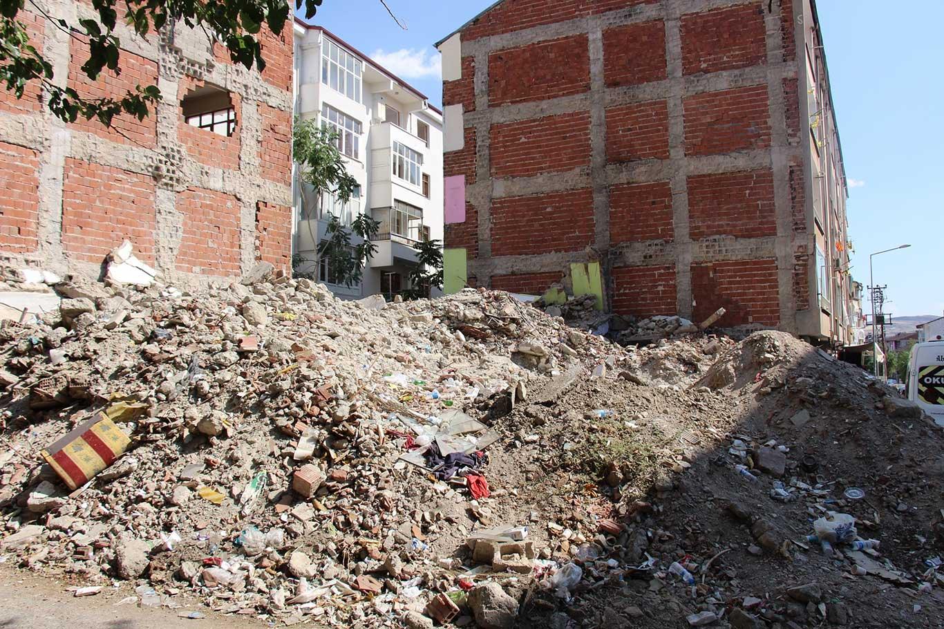 Yıkılmayan ağır hasarlı binalar ahlaksızlık, alkol ve uyuşturucu yuvasına döndü